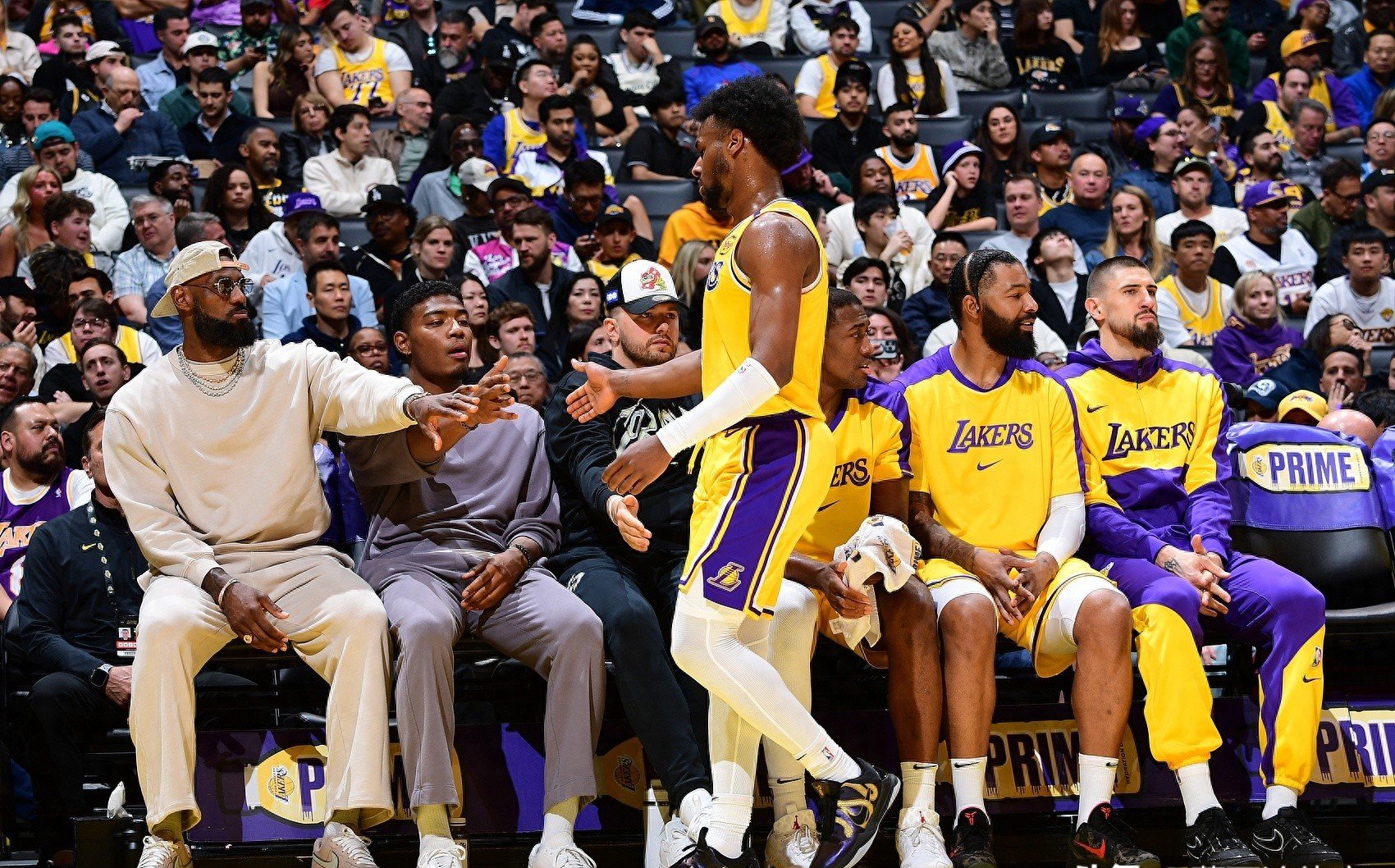 NBA新赛季开幕战激情进行，众球星亮相的简单介绍