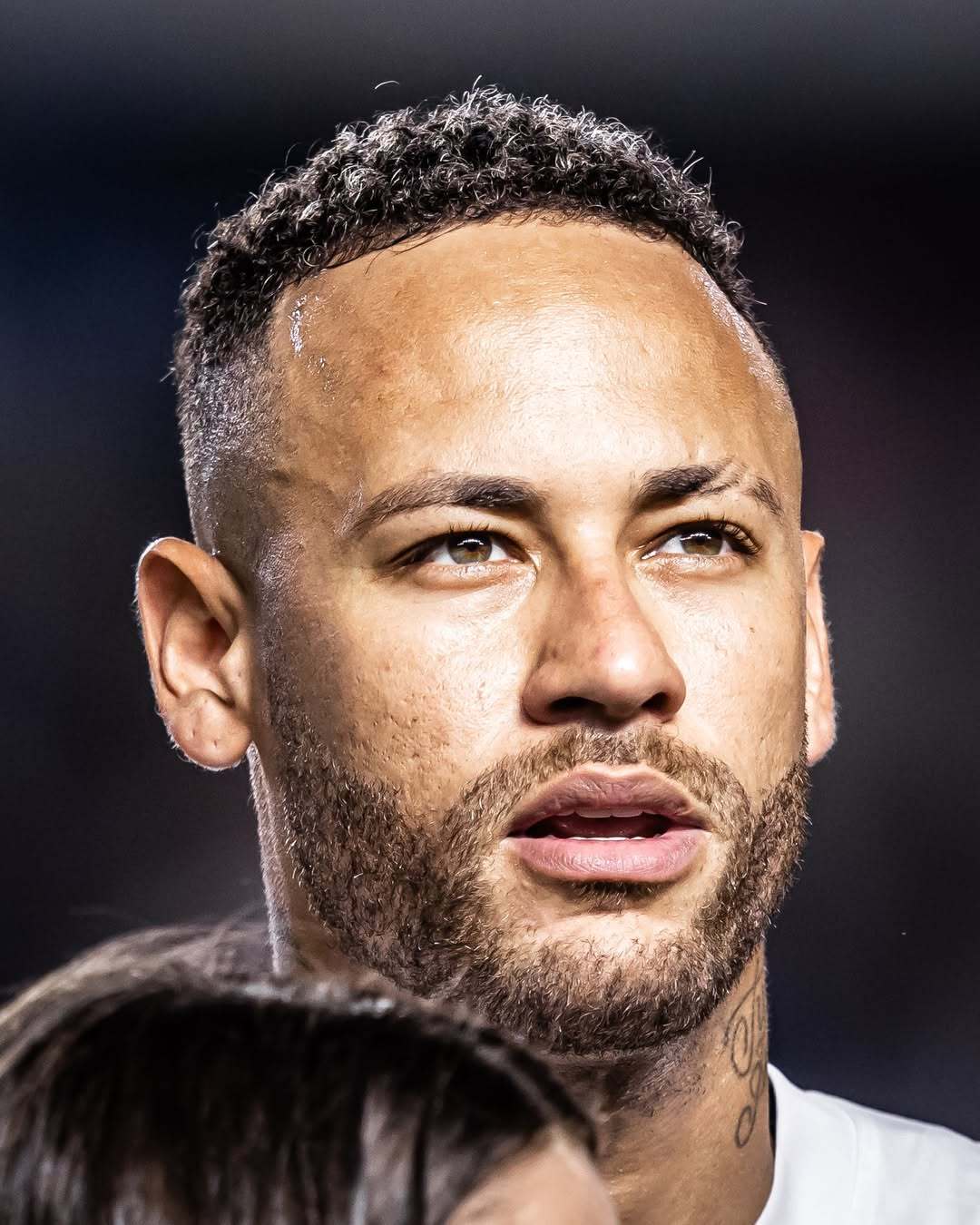 巴西球员在国际比赛中斗志昂扬