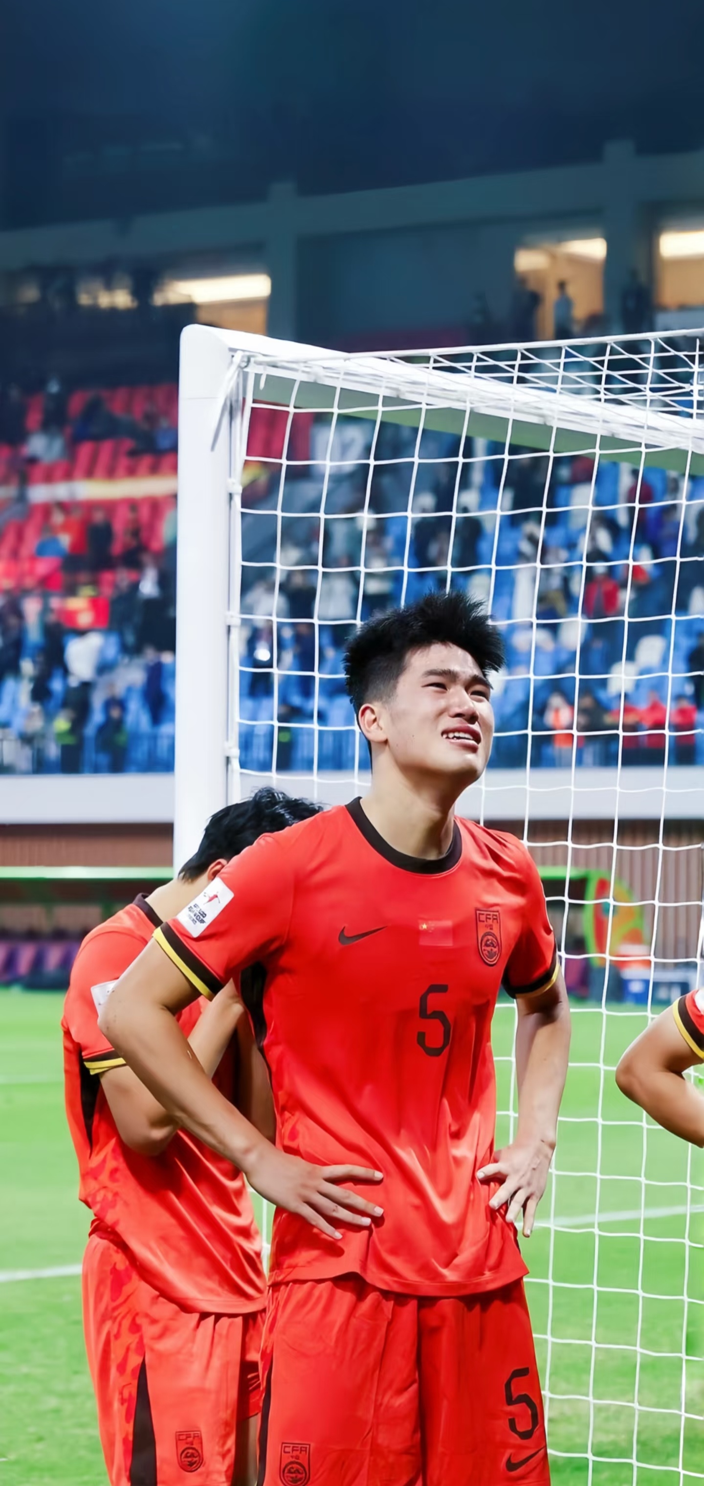 关于国内职业足球比赛表现抢眼，青年队员崭露头角的信息