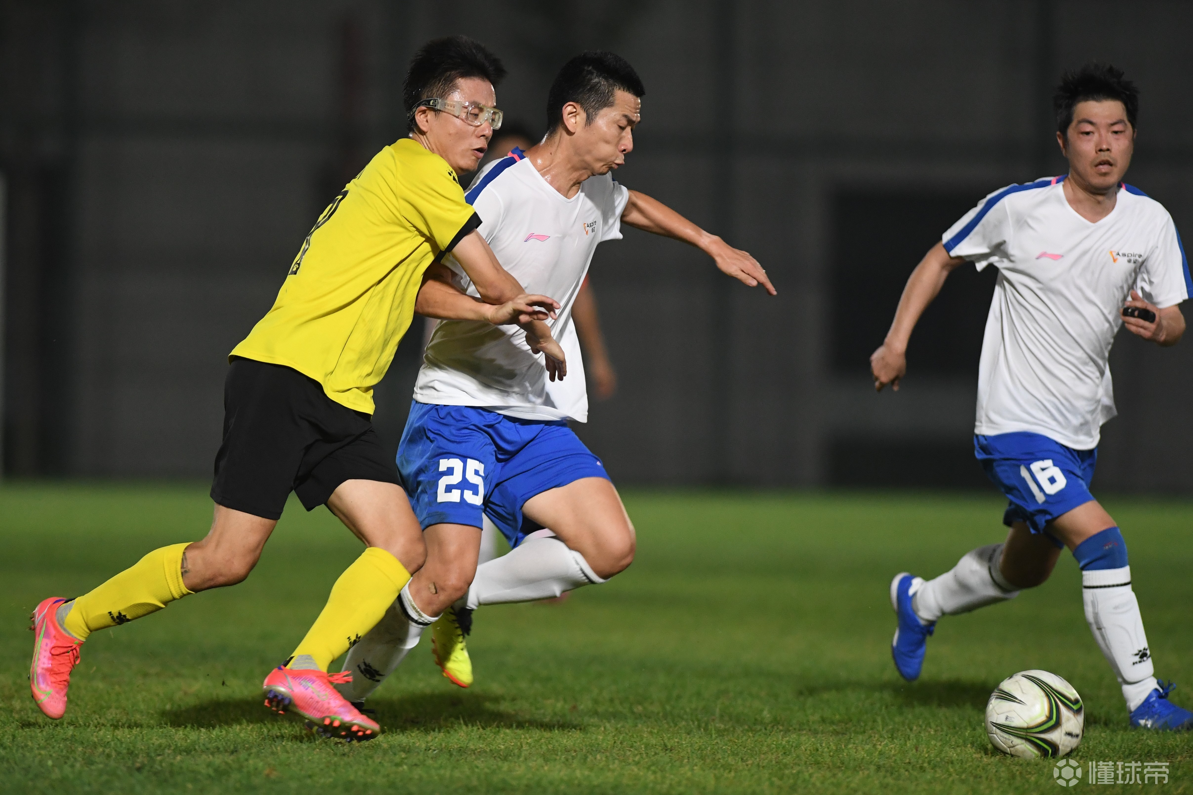 关于国内职业足球比赛表现抢眼，青年队员崭露头角的信息