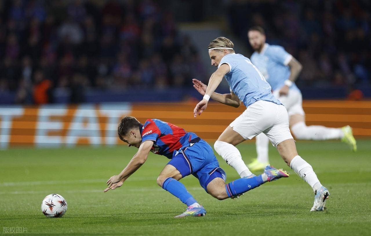 关于欧冠赛场上球员们奋力拼搏争取胜利的信息