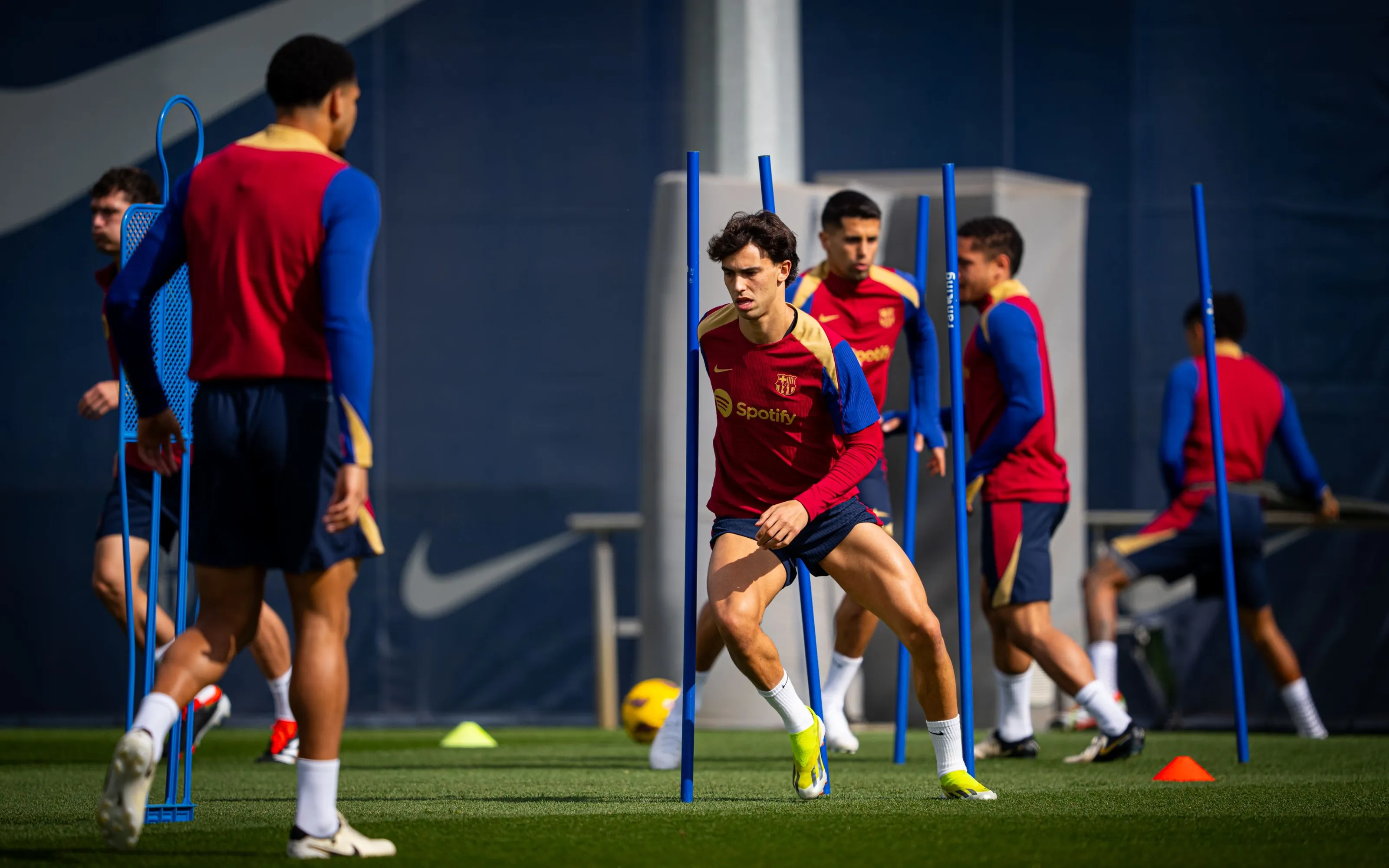 足球比赛中球员们的不凡表现