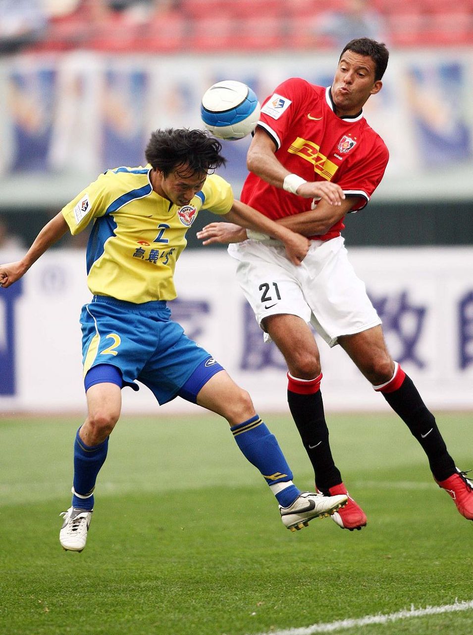 足球比赛中球员们的不凡表现