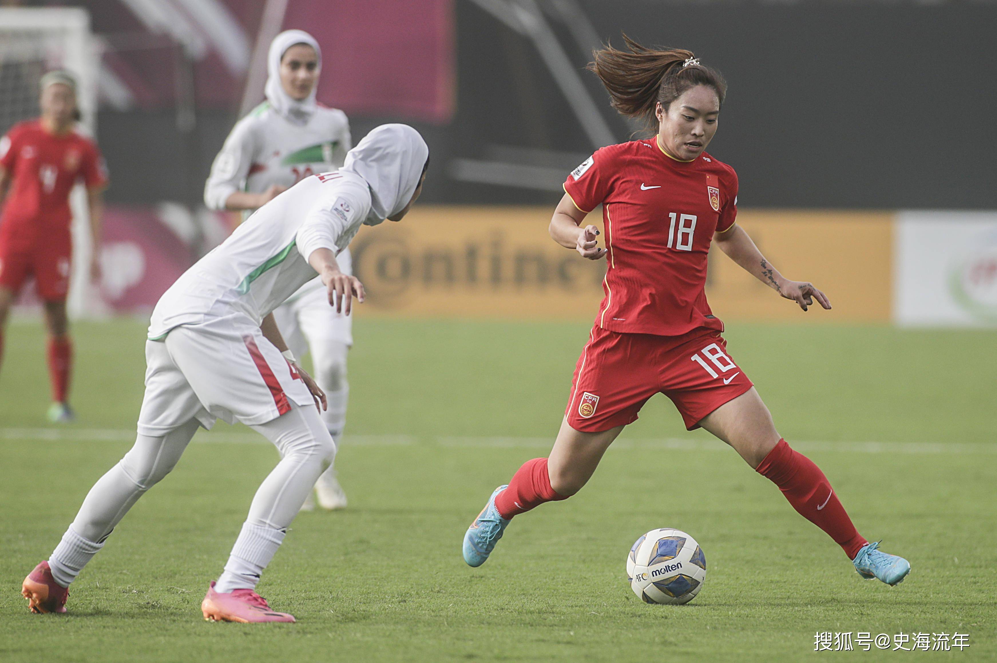 包含国际赛场上：女足运动员们展现实力的词条