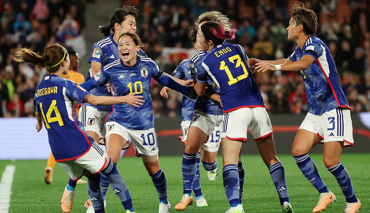 包含国际赛场上：女足运动员们展现实力的词条