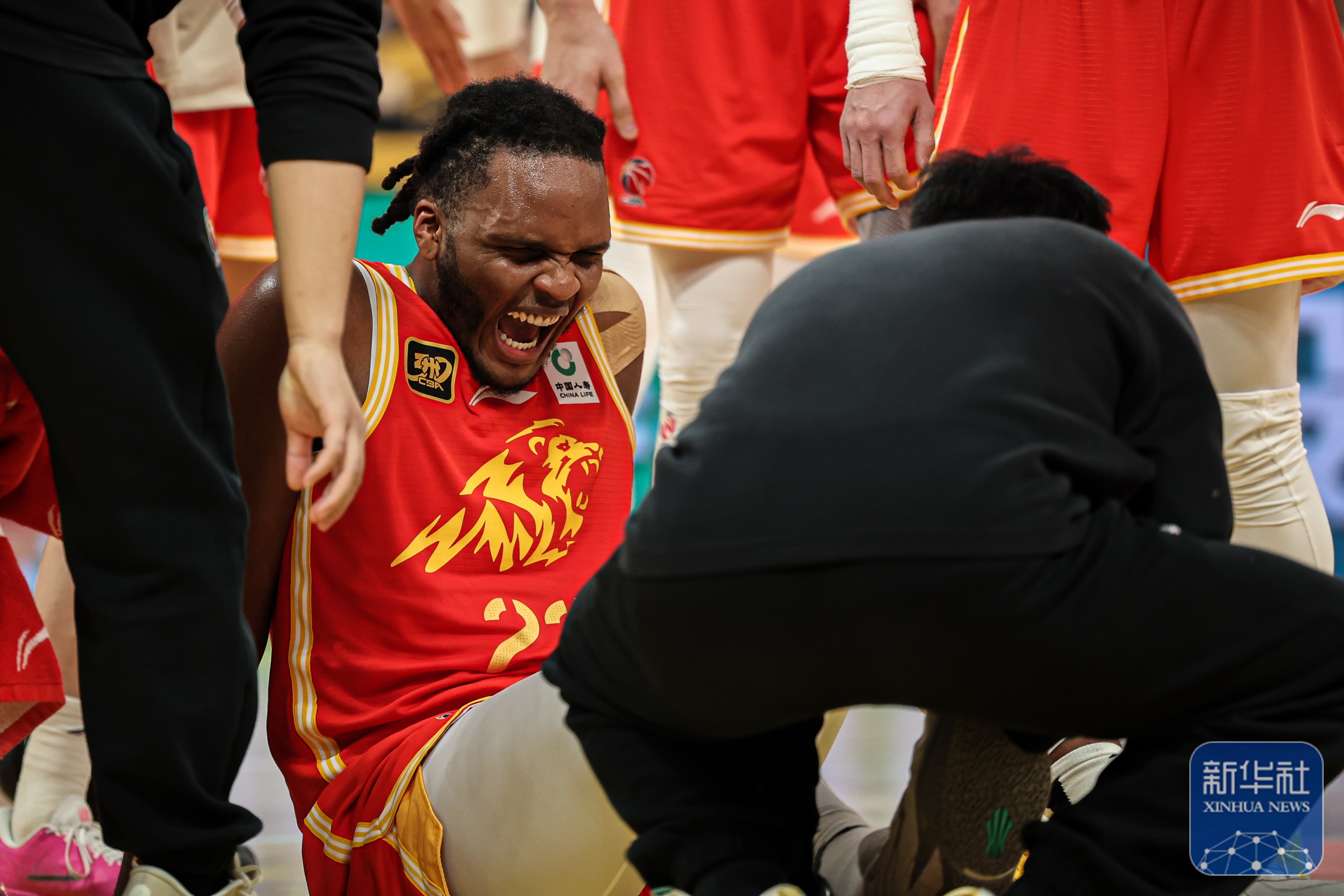 激烈对决上演,瞬间感动亿万球迷 激烈对决上演,瞬间感动亿万球迷