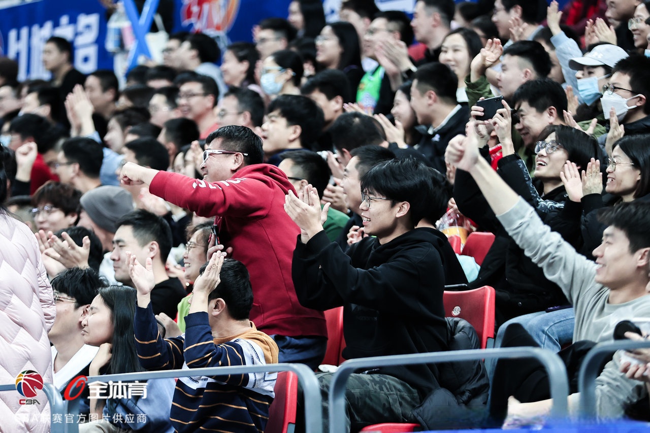 激烈对决上演,瞬间感动亿万球迷 激烈对决上演,瞬间感动亿万球迷