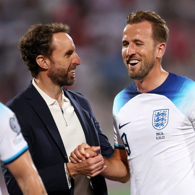 包含英格兰羽毛球队轻取日本羽毛球队，辛杜三分雨点燃全场的词条