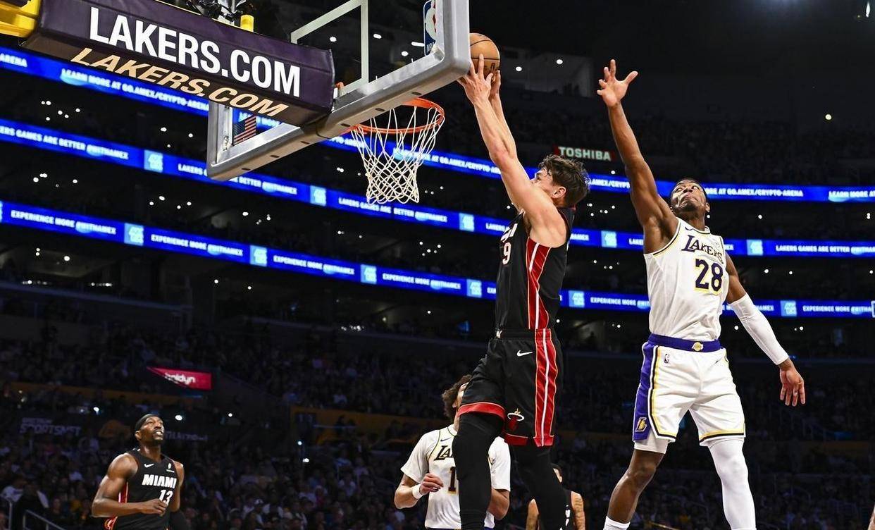 关于阿根廷男篮绝杀湖人，特雷杨三分雨点燃全场的信息