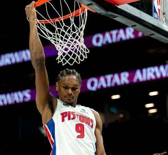 爵士翻盘雄鹿，汉密尔顿打破历史纪录的简单介绍