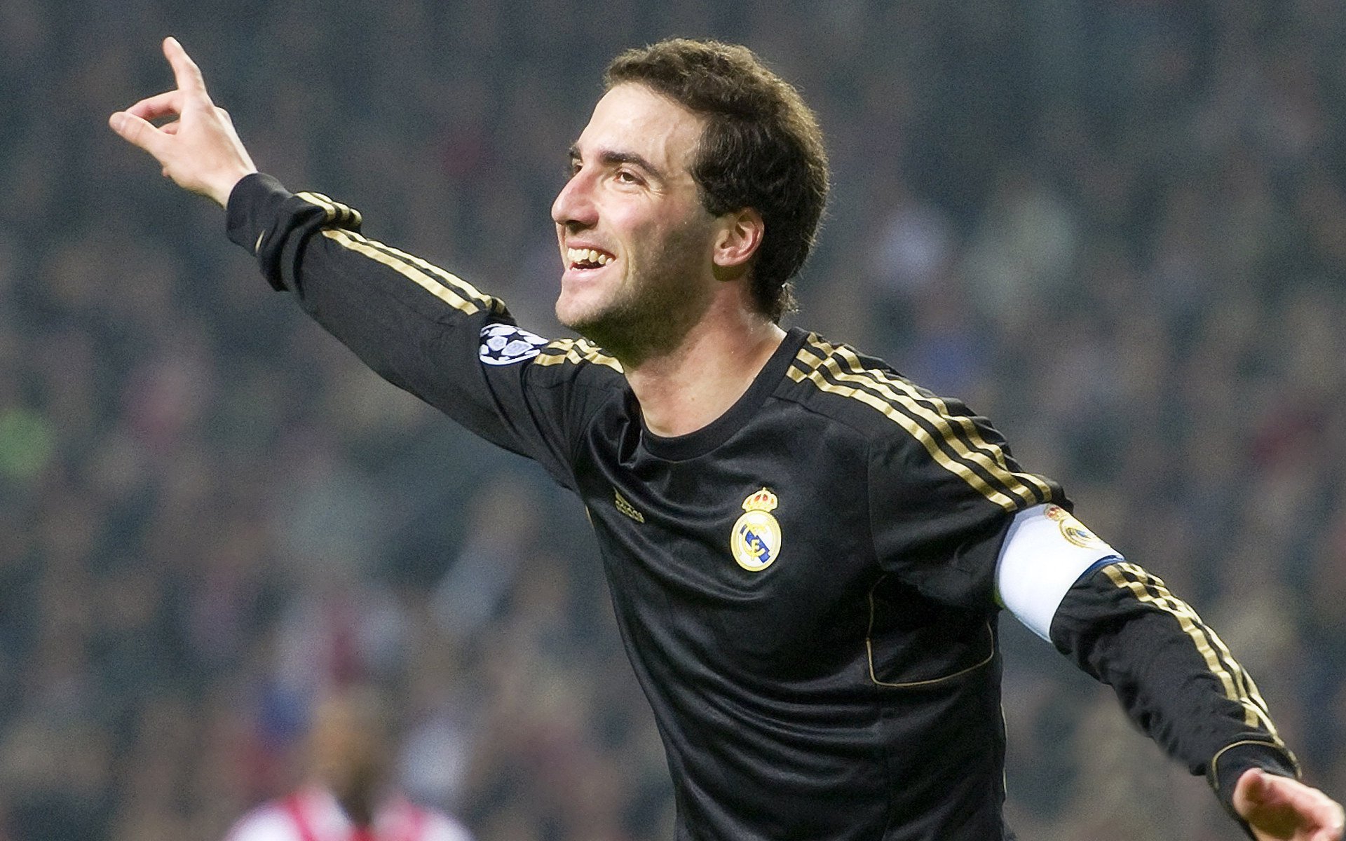 英超争冠焦点战与美国打穿威尔士，体育世界的双重奏